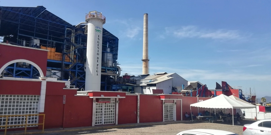 Trabajadores del Ingenio de Puga se mantienen afuera de la factoría en espera de que los propietarios les paguen sueldos por alrededor de 50 millones de pesos, pues a consecuencia de ese adeudo el pasado 14 de febrero estallaron una huelga. Foto Luis Martín Sánchez 