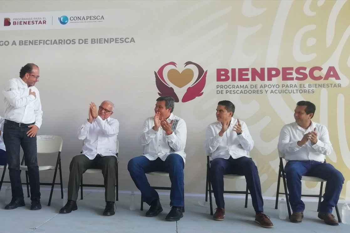 Entrega de tarjetas del Bienestar en Rosamorada, Nayarit. Foto Luis Martín Sánchez 