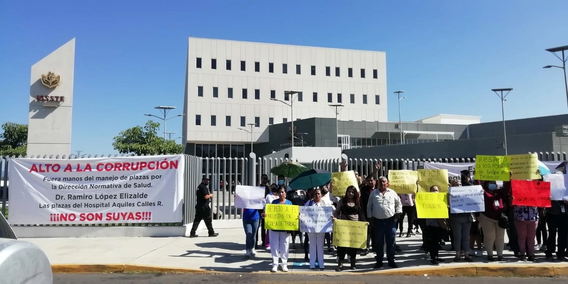 Los inconformes denunciaron corrupción e influyentismo en la asignación de las nuevas vacantes, principalmente administrativas y paramédicas, el 7 de noviembre de 2022. Foto Luis Martín Sánchez 