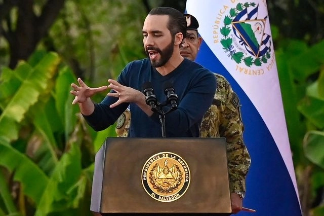 El presidente de El Salvador, Nayib Bukele, anunció este domingo una ofensiva contra el resto de integrantes de las violentas pandillas. Foto Afp