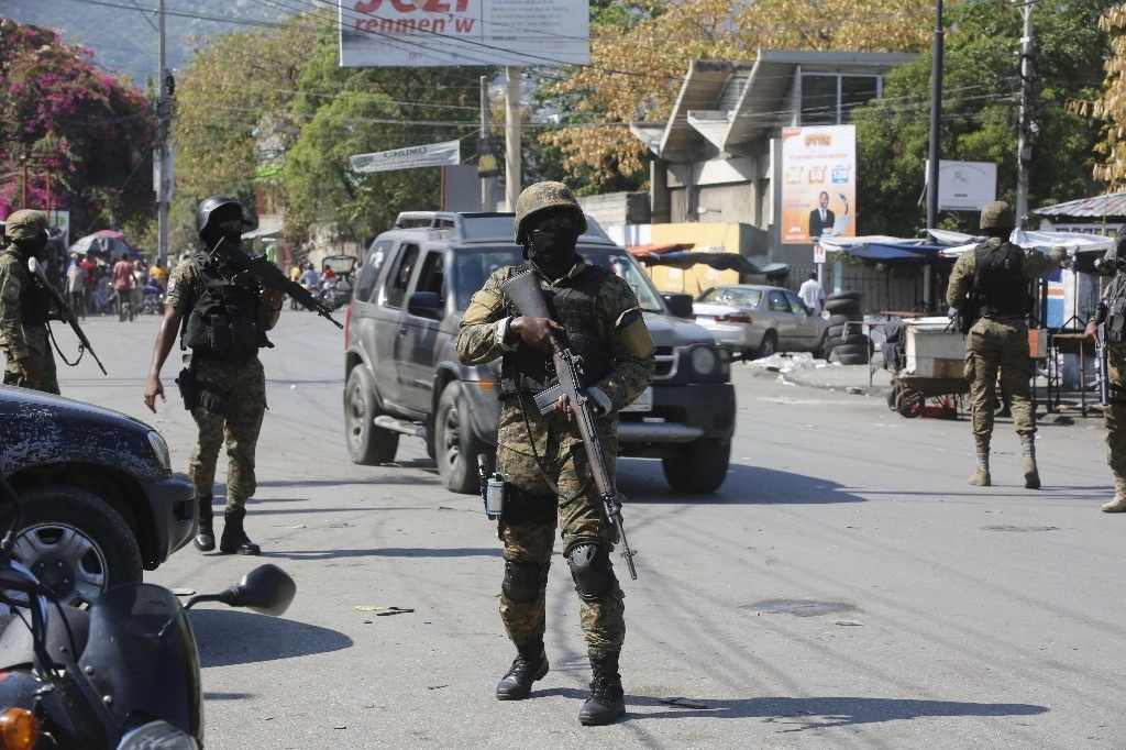 Miembros de la Unidad de Seguridad General del Palacio Nacional, USGPN, establecieron un perímetro de seguridad alrededor de una de las tres estaciones del centro después de que la policía repeliera un ataque de pandillas el día anterior, en Puerto Príncipe, Haití, el sábado 9 de marzo. Foto Ap