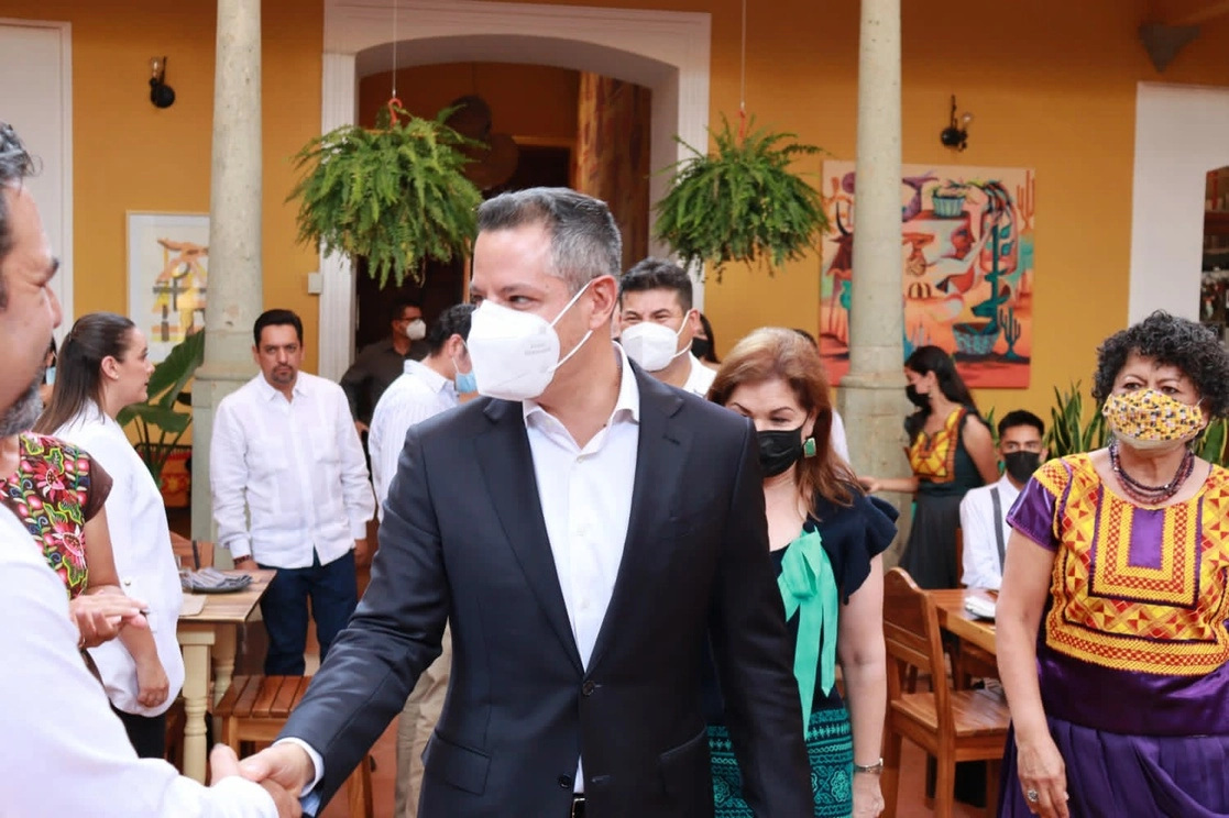 El gobernador Alejandro Murat Hinojosa durante la toma de protesta de la comisión ejecutiva de la Cámara Nacional de la Industria de Restaurantes y Alimentos Condimentados (Canirac) delegación Oaxaca. Foto tomada de @SECTUR_GobOax