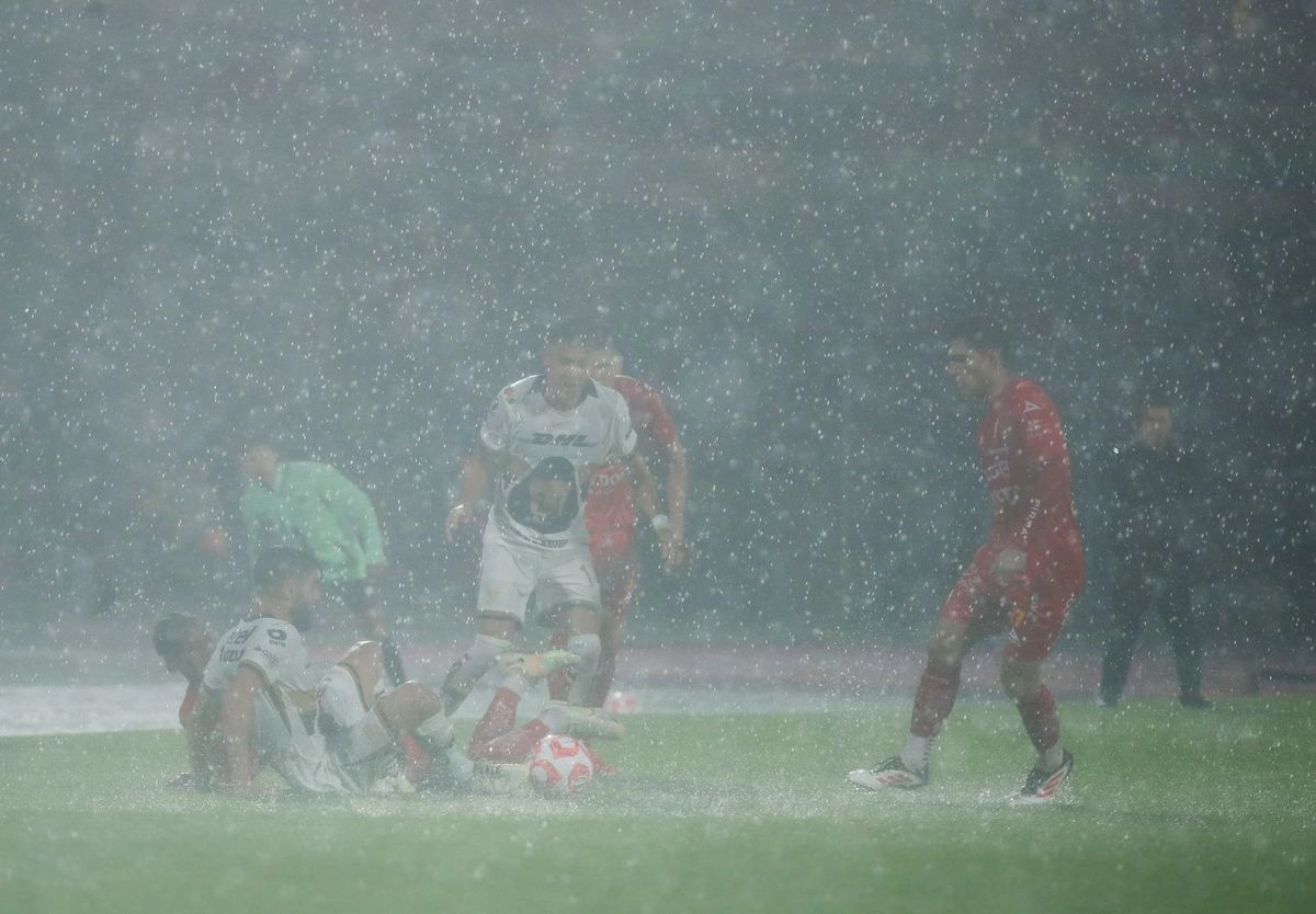El encuentro entre Pumas y Necaxa se desarrolló en medio de una intensa lluvia que se registró la tarde de este domingo en la CDMX. Foto 