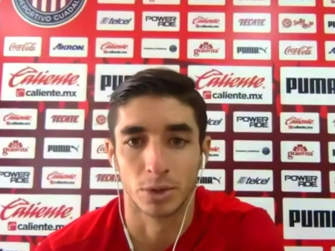 El jugador de Chivas, Isaac Brizuela, durante conferencia de prensa virtual. Imagen tomada de la transmisión a través del Twitter de @Chivas