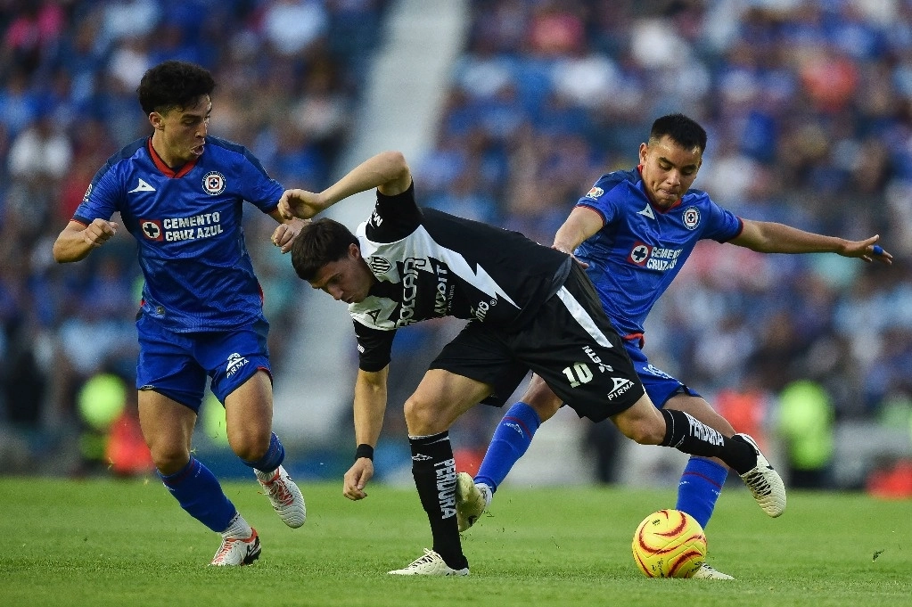 El mediocampista de Necaxa, José Paradela (centro), lucha por el balón con el argentino de Cruz Azul, Lorenzo Faravelli (izq.), y Carlos Rodríguez, durante el encuentro entre Cruz Azul y Necaxa en el estadio Ciudad de los Deportes. Foto Afp