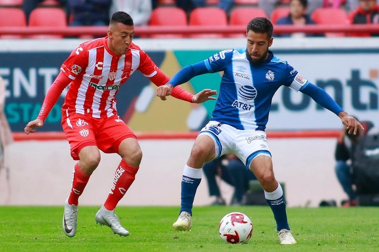 Daniel Álvarez y Pablo González del Puebla disputan el esférico. Foto Jam Media