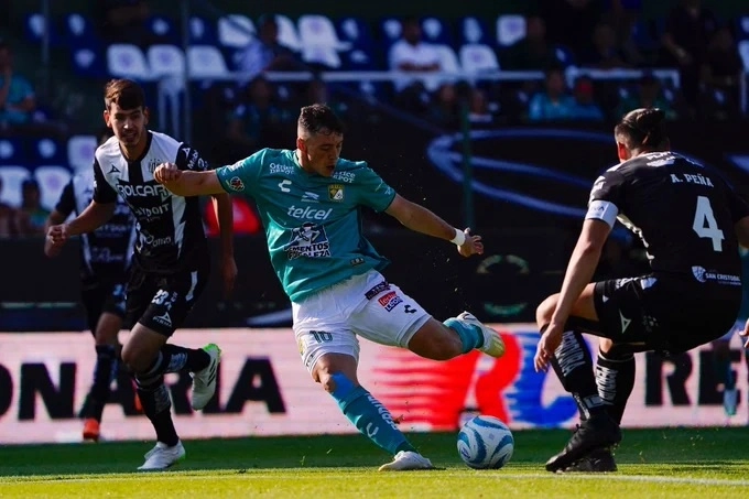 Una de las jugadas del encuentro. Foto Club León