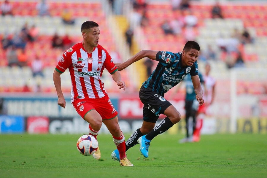 Juan Delgado del Necaxa (izq) y Arturo Adolfo Palma de Querétaro (der) durante una jugada en el encuentro. Foto Jam Media