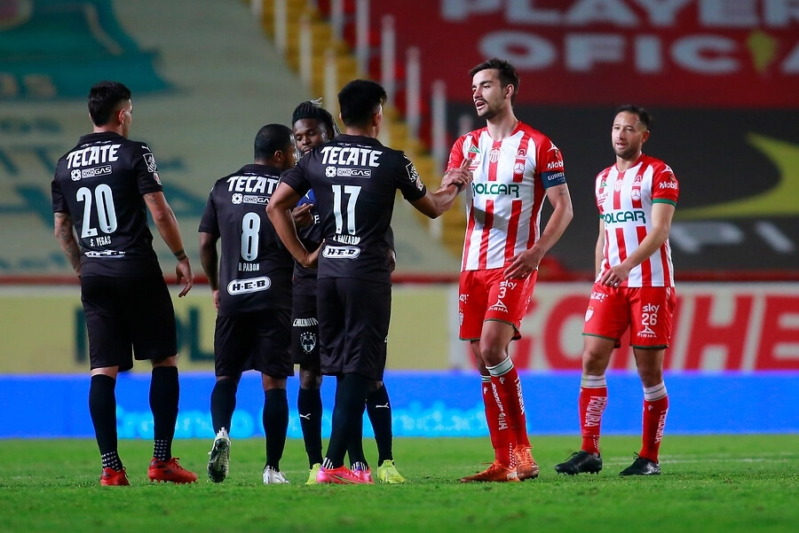 Jugadores de Necaxa y Rayados al término del encuentro. Foto Jam Media