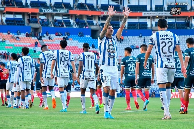 Víctor Guzmán (c) festeja su anotación durante el encuentro. Foto Liga MX 