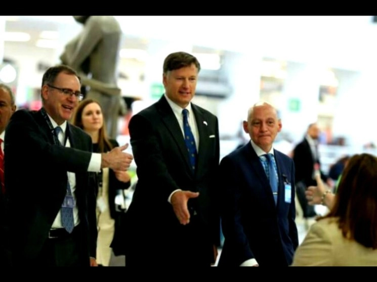 El atentado contra el jefe de la policía capitalina, Omar García Harfuch, "subraya la necesidad de profundizar nuestra cooperación para vencer al crimen organizado", aseguró el embajador de EU en México, Christopher Landau. En imagen de archivo, el funcionario (al centro) en el AICM. Foto José Antonio López 