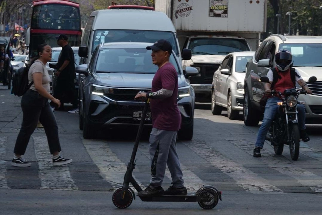 Las cámaras de video vigilancia y sistemas de foto multas permiten hoy identificar y sancionar a los infractores de manera más eficiente y tener registro y control de este tipo de vehículos a través del uso de chips o de códigos QR en las placas, apuntó Nicolás Rosales. Foto