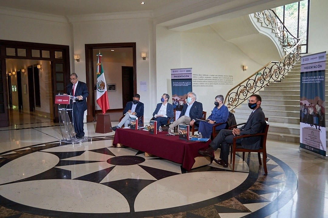 Se presentó el libro Presentación del libro: "Desplazamiento forzado interno en México: del reconocimiento al desafío". Foto tomada de la cuenta de Twitter @A_Encinas_R