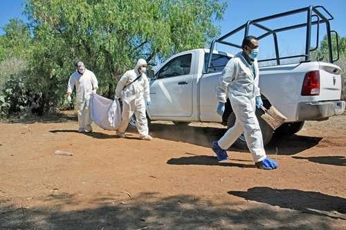 Médicos forenses en imagen de archivo. Foto Alfredo Valadez Rodríguez