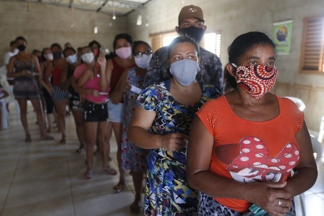 Personas en Brasilia hacen fila para recibir despensas ante la crisis económica causada por la pandemia de Covid-19, en Brasil. Foto Xinhua / Archivo