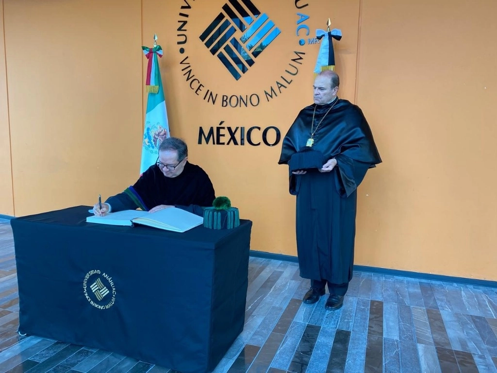 Al inicio de su cátedra, Lomelí Vanegas (izq.) felicitó a la comunidad de la Universidad Anáhuac que este año celebra su 60 aniversario. Foto tomada de X @UNAM_MX.