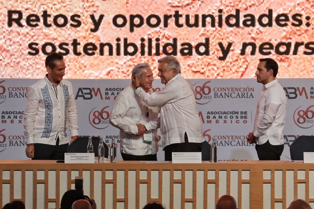 El presidente Andrés Manuel López Obrador, saluda a Jesús Rodríguez de la Fuente, presidente de la CNBV,  durante la Inauguración de la 86 Convención Bancaria. Foto Marco Peláez
