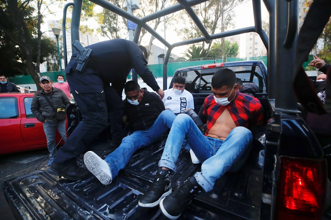 Jóvenes detenidos por presunto robo y extorsión en La Merced. Foto Víctor Camacho / Archivo