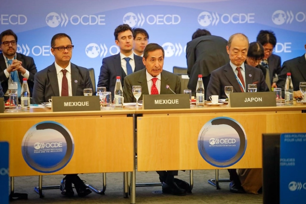 Rogelio Ramírez de la O(centro), titular de SHCP, durante su participación en la reunión del Consejo de la OCDE en París, Francia. Foto tomada de X @Hacienda_Mexico.