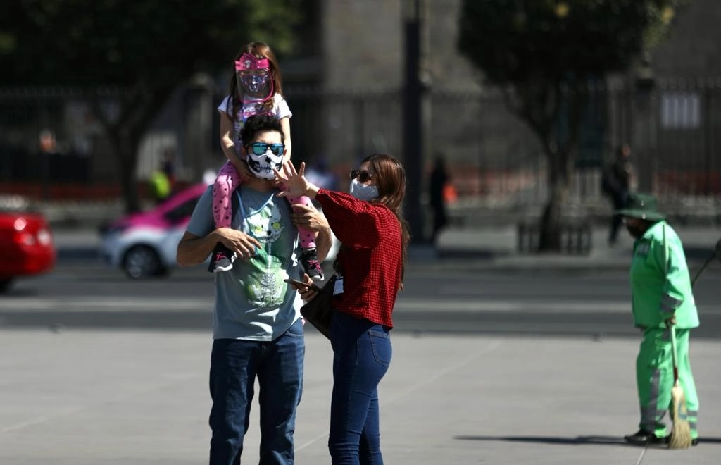 Una familia pasea en el Centro Histórico de la Ciudad de México, el 6 de abril de 2021. Foto Yazmín Ortega Cortés