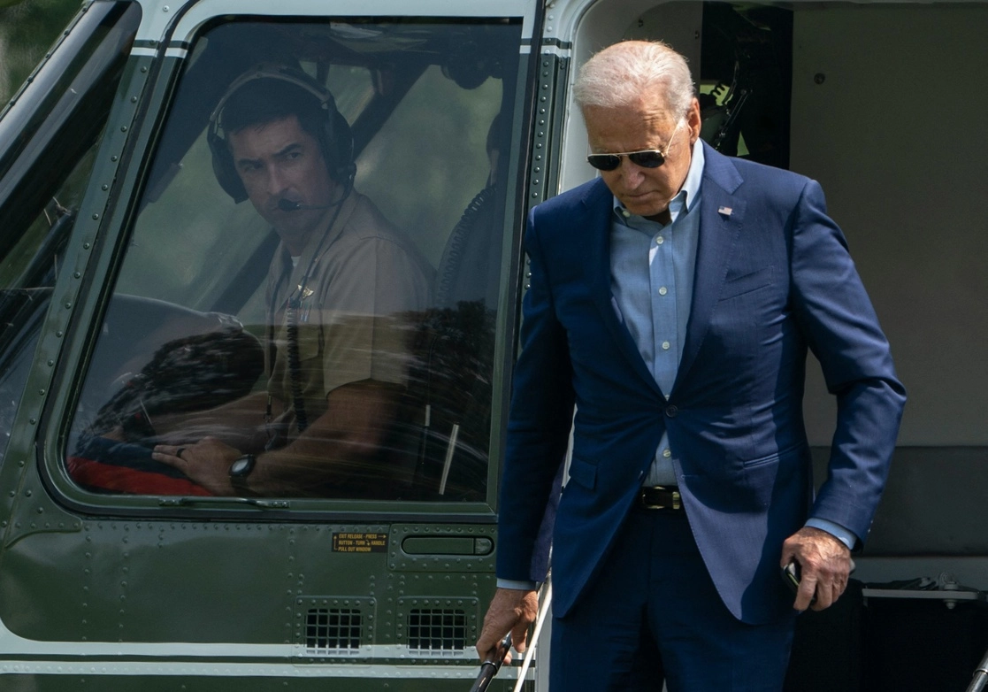 Joe Biden desciende del ‘Marine One’ en el jardín sur de la Casa Blanca, en Washington, DC. Foto Afp