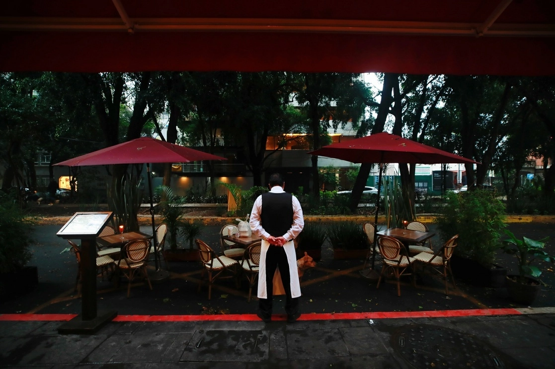 Cuando se concluyan las restricciones por la pandemia, los negocios que no cuenten con terrazas  o espacios propios al aire libre no podrán dar servicios mediante la ocupación de banquetas y calles. Foto Víctor Camacho / Archivo
