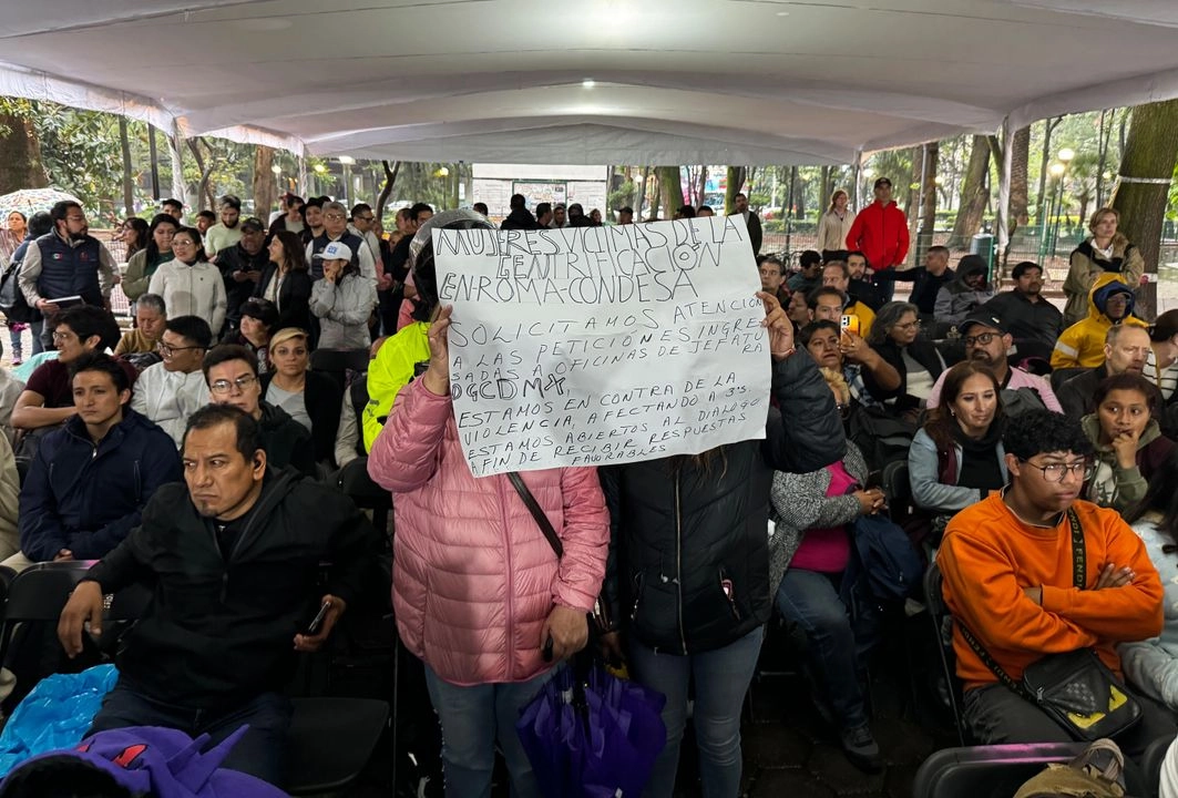 La Presidenta señaló que México es un pais abierto al mundo y reconoció la necesidad de resolver la gentrificación, pues provoca la salida de residentes a causa del encarecimiento de viviendas y servicios; mientras, la jefa de Gobierno, Clara Brugada, resaltó que pronto habrá una propuesta sobre ese problema. En tanto, en una asamblea con autoridades capitalinas, vecinos de las colonias Condesa, Hipódromo Condesa y Roma exigieron la no repetición de actos violentos como los cometidos el viernes pasado en medio de una manifestación. 
