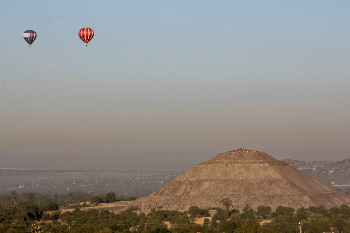 Globos aerostáticos en la Zona Arqueológica de Teotihuacán. Foto Cuartoscuro / Archivo