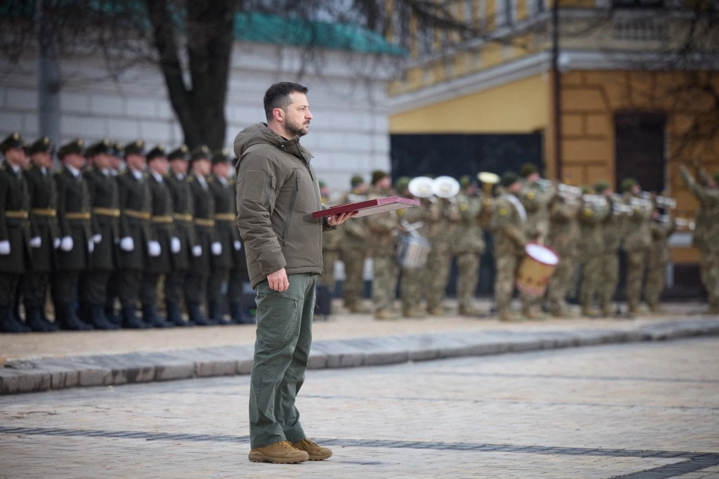 Volodymyr Zelensky durante una ceremonia en la Plaza de Santa Sofía en Kiev, en el primer aniversario de la invasión rusa de Ucrania. Foto Afp