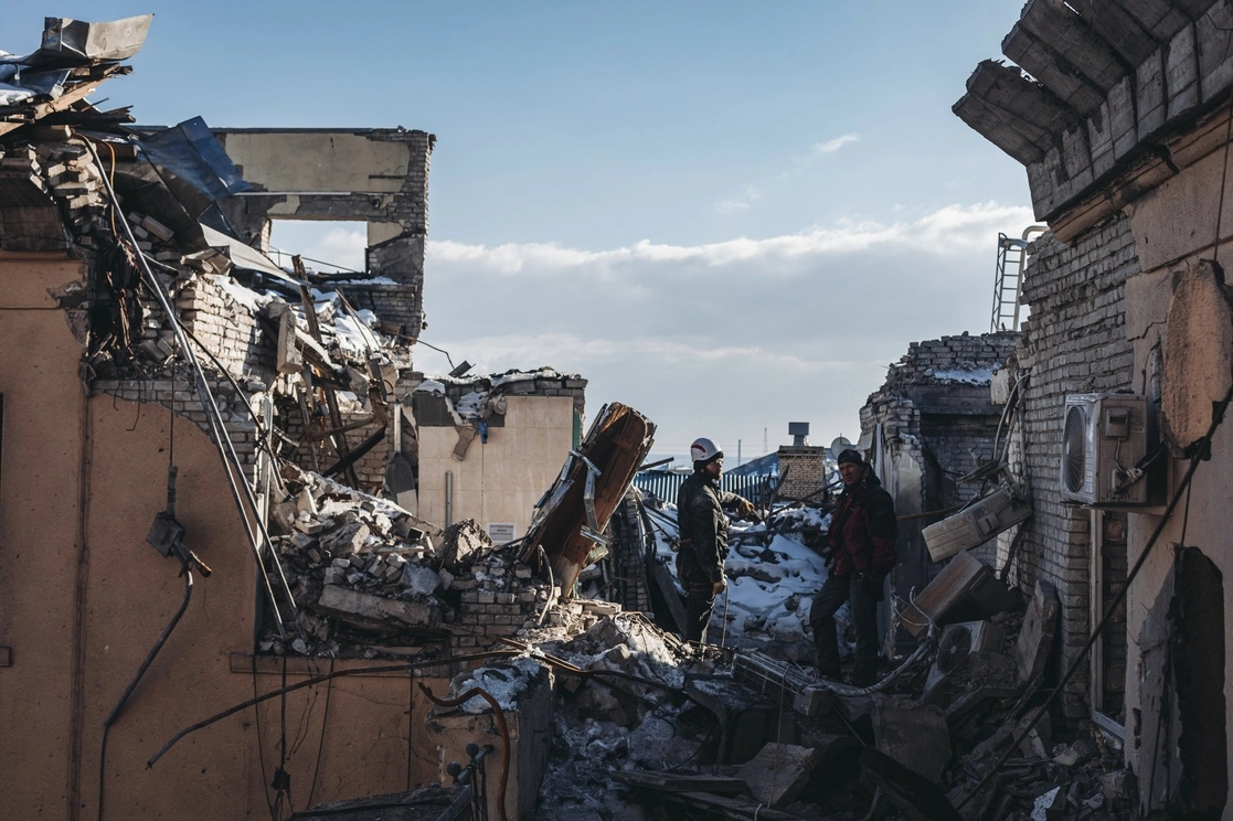 Un inmueble destruído en Kiev, Ucrania tras los bombardeos por parte de las tropas rusas. Foto Xinhua