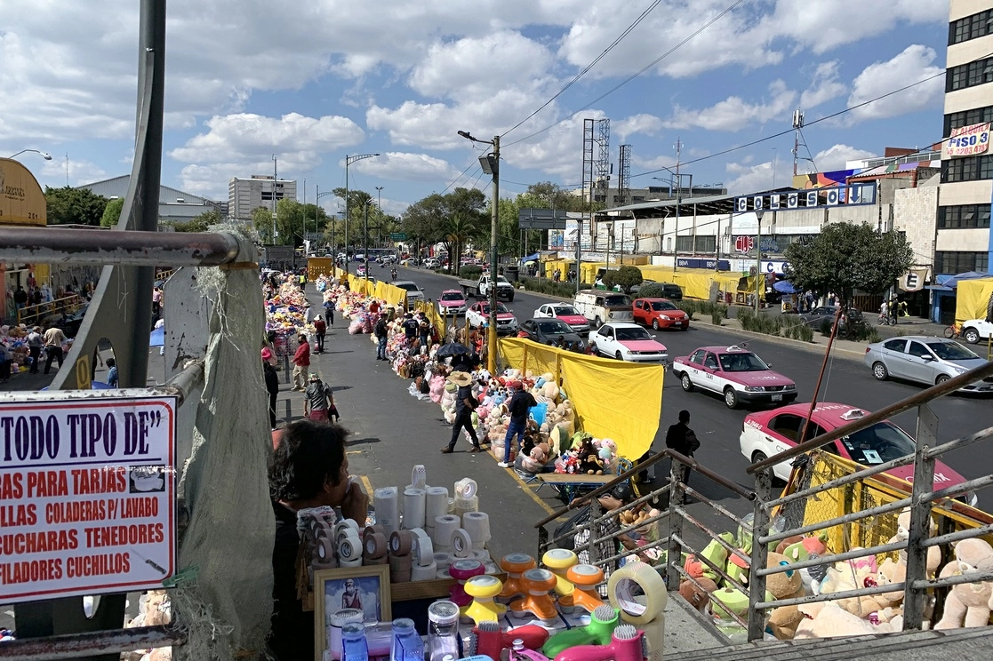 Vendedores ambulantes en el estacionamiento del Mercado Sonora, en la CDMX. Foto María Luisa Severiano / Archivo
