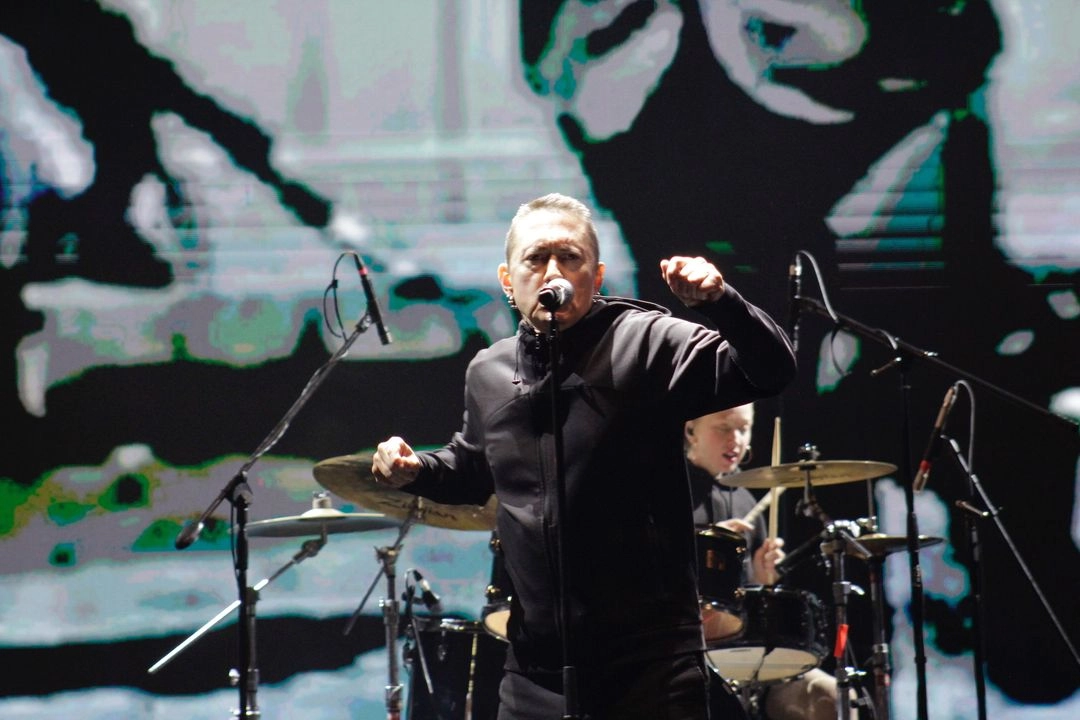 El cantante Fermín Muguruza enamoró al público cuando dedicó una de sus canciones a Pancho Villa y a Emiliano Zapata en su concierto gratuito en el deportivo Ciudad Jardín, con motivo del 62 aniversario de Ciudad Nezahualcóyotl. Foto 
