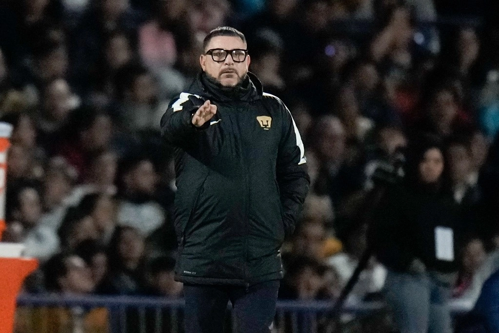 Tras la salida del argentino, Gustavo Lema, su compatriota y auxiliar técnico, será el nuevo entrenador del conjunto de la UNAM. Foto Ap