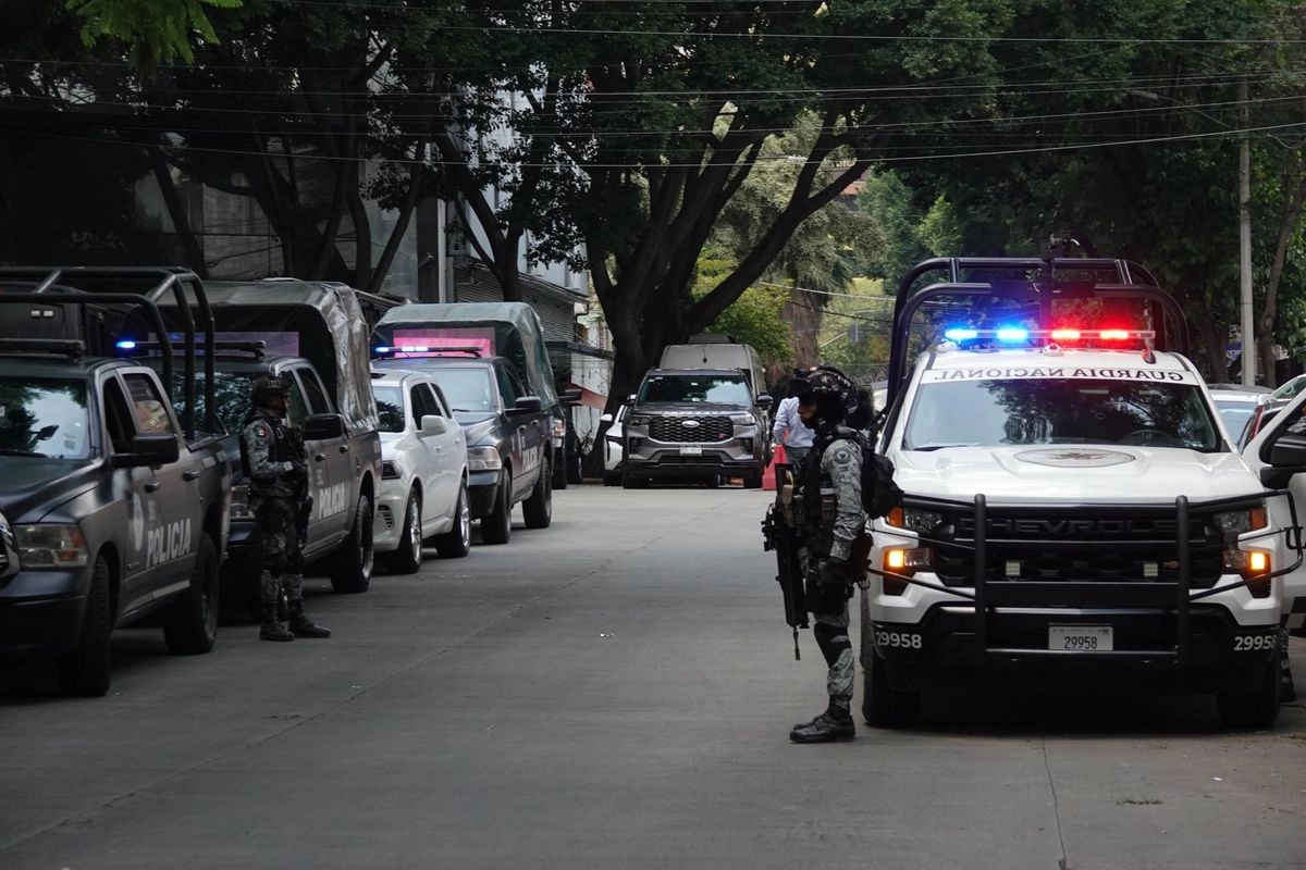 Se sabe que la mujer ingresó acompañada de un sujeto a bordo de una camioneta de color negro.