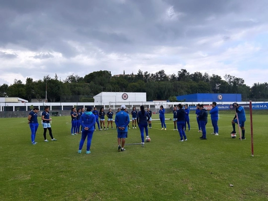 Entrenamiento de las Celestes, que finalizaron la actual temporada en el posición número 16 de la clasificación general. Foto @cruzazulfemenil 