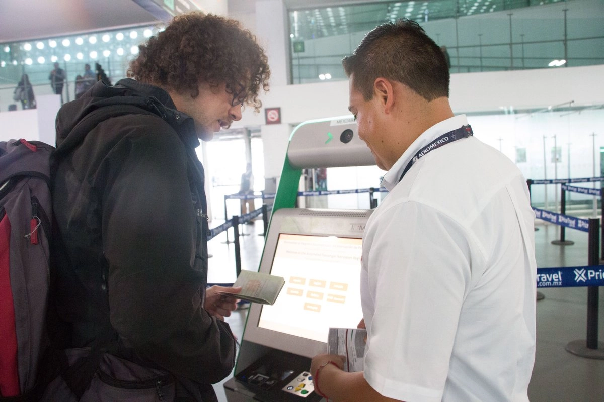 En 2024, las autoridades migratorias rechazaron el ingreso a 100 mil 49 extranjeros que llegaron vía aérea a México. De esa cantidad, la mitad fueron colombianos.