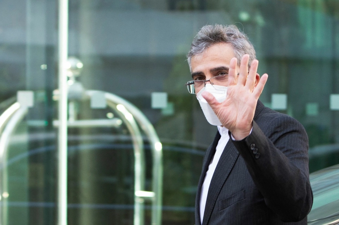 El principal negociador nuclear de Irán, Ali Bagheri Kani, saluda al salir del Palacio de Coburg, sede de la reunión del Plan de Acción Integral Conjunto (JCPOA) que tiene como objetivo revivir el acuerdo nuclear de Irán, en Viena el 8 de febrero de 2022. Foto Afp

