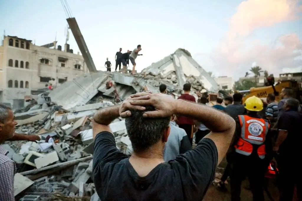 Restos de un edificio impactado durante un ataque de Israel a Deir Al-Balah, en la franja de Gaza. Foto Afp