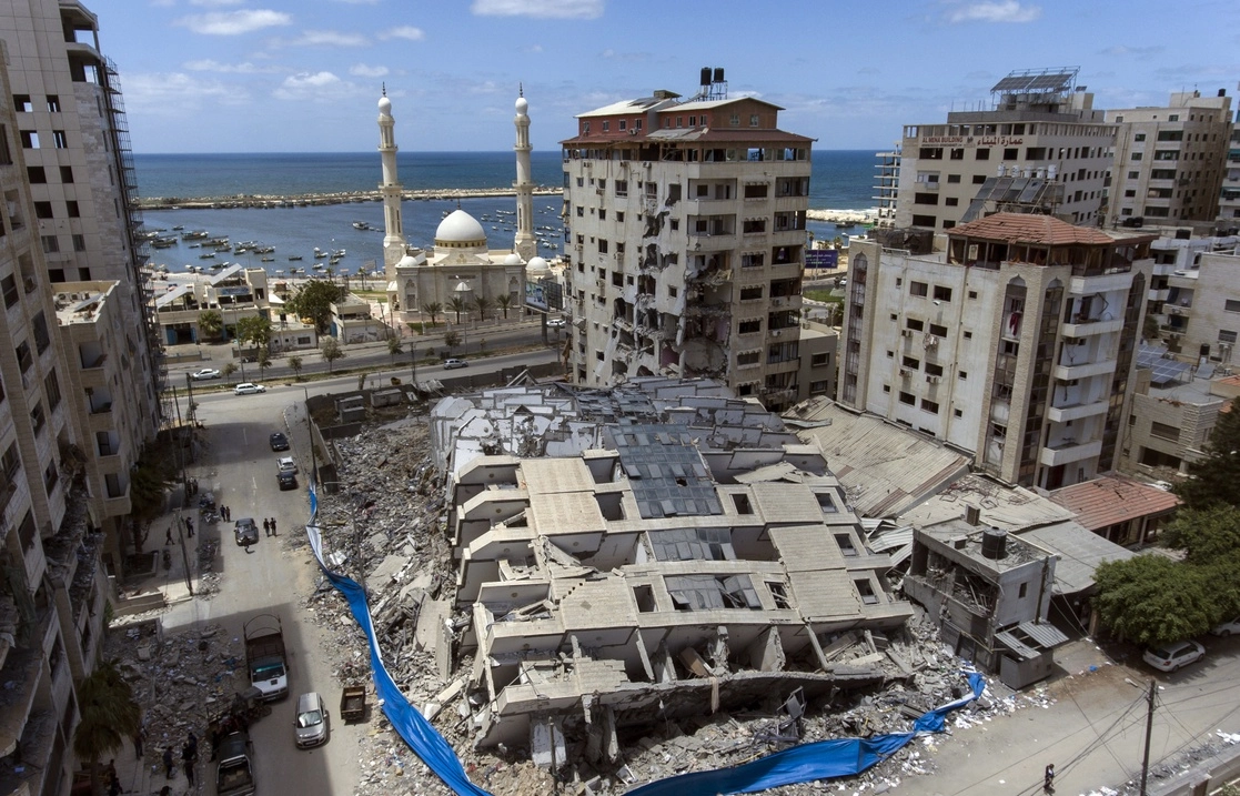 Edificio destruido por ataques aéreos israelíes, en la ciudad de Gaza, el sábado 22 de mayo de 2021. Foto Ap