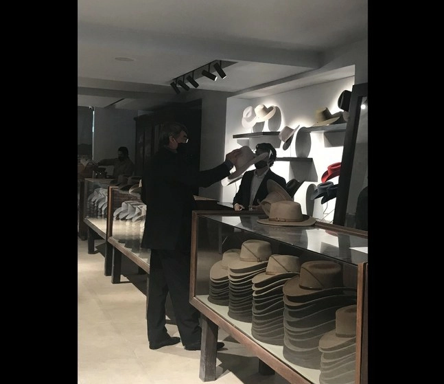 Los revolucionarios acudían a comprar sus sombreros en este negocio, que ha estado abierto por 175 años. Foto Bertha Teresa Ramírez
