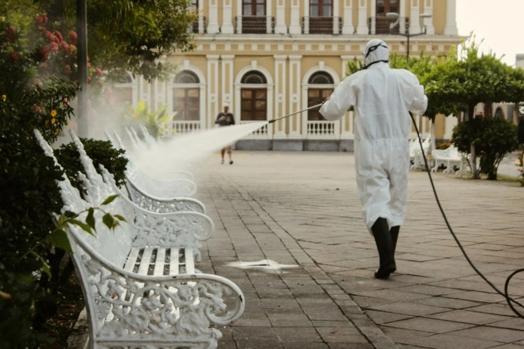 Empleados municipales sanitizan el Jardín Libertad de Colima. Foto Twitter @ColimaMunicipio