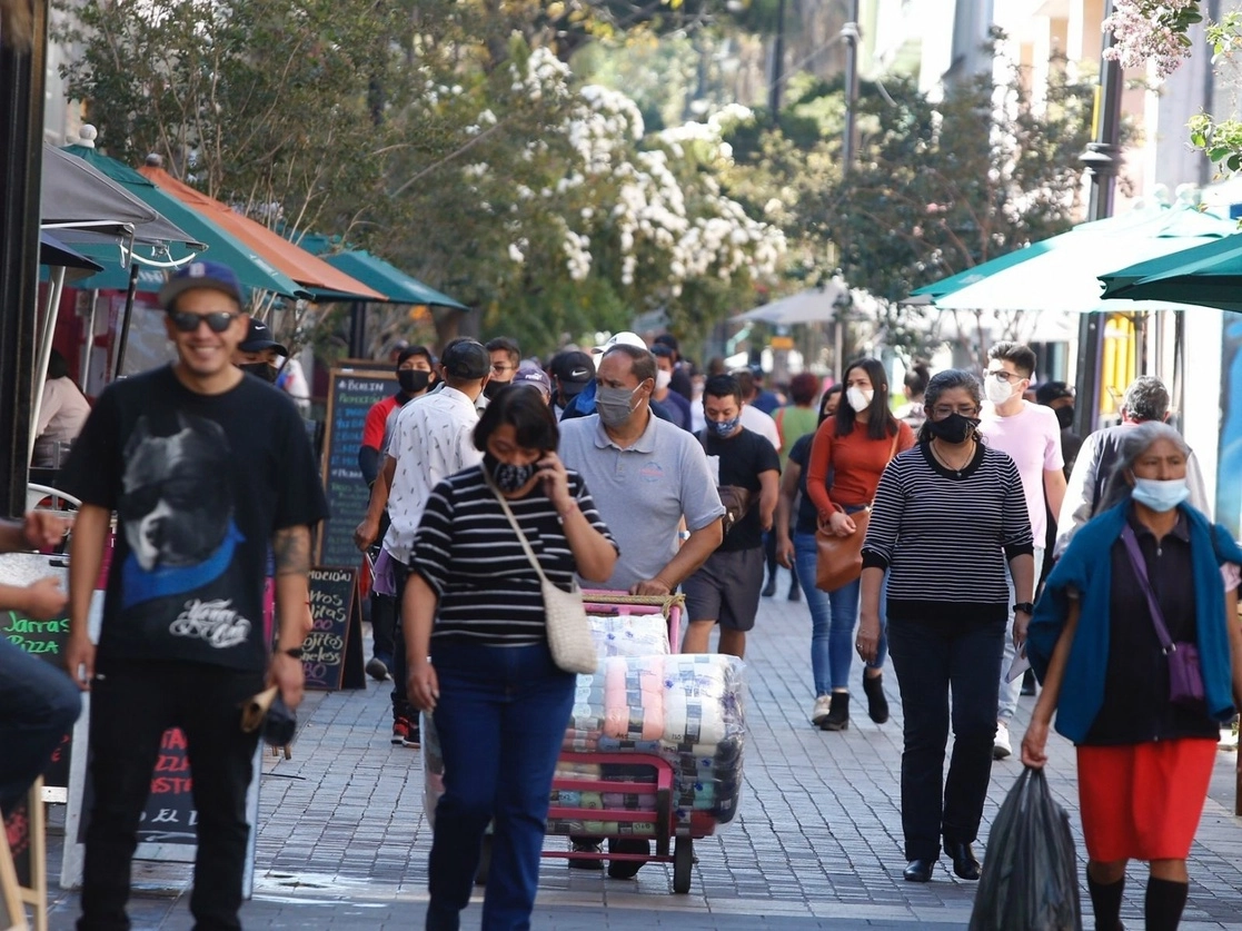 Empresarios del primer cuadro implementan medidas para evitar que las autoridades cierren el comercio los domingos ante el repunte de casos de Covid-19. Foto Guillermo Sologuren
