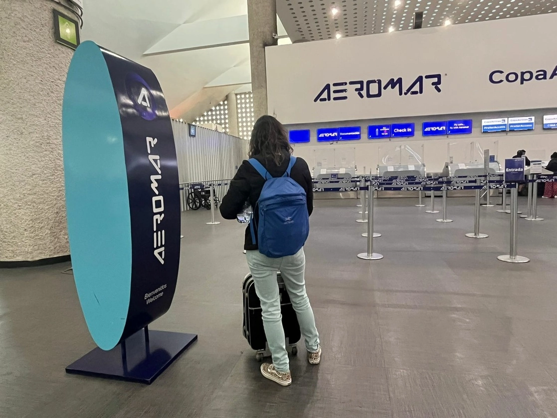 Aeromar anunció la madrugada de este miércoles que deja de prestar servicio derivado de la Suspensión de Combustible y Servicios Aeroportuarios. Los pasajeros que tenían vuelos confirmados deben comunicarse para que les otorguen una solución. En la imagen, el área de documentación de esta aerolínea en el AICM. Foto Luis Castillo