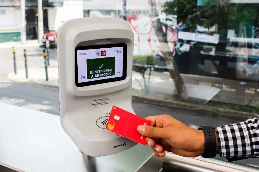 Muchos de los usuarios de tarjetas no van por préstamos, buscan hacer práctico el manejo de su dinero. Foto Cuartoscuro 