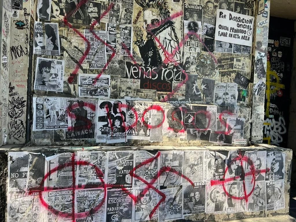 Víctor García, uno de los integrantes del equipo de Venas Rotas Discos, fue agredido el viernes pasado a las afueras del negocio, que ya fue grafiteado (imagen) a finales del mes pasado. Foto ‘La Jornada’