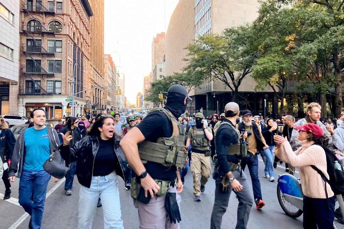 Un grupo de manifestantes rodeó a los agentes, que llevaban el rostro cubierto, e intentó impedir el paso de su vehículo para que no se marchara mientras gritaban “Fuera el ICE de Nueva York” y otras consignas. Foto