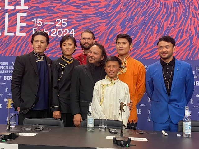 El equipo nepalés  de  Shambhala, con el director Mihn Bahadur Bahm al centro. Foto  Alia Lira Hartmann