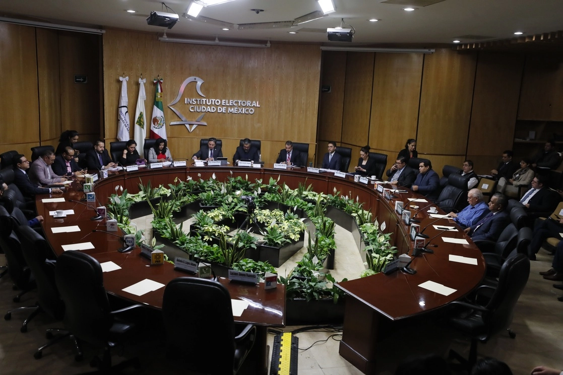 Algunos consejeros han puesto a parientes y ex colaboradores en áreas estratégicas con buenos salarios, mientras hallan cómo dar recursos a los partidos para el último trimestre. Foto ‘La Jornada’
