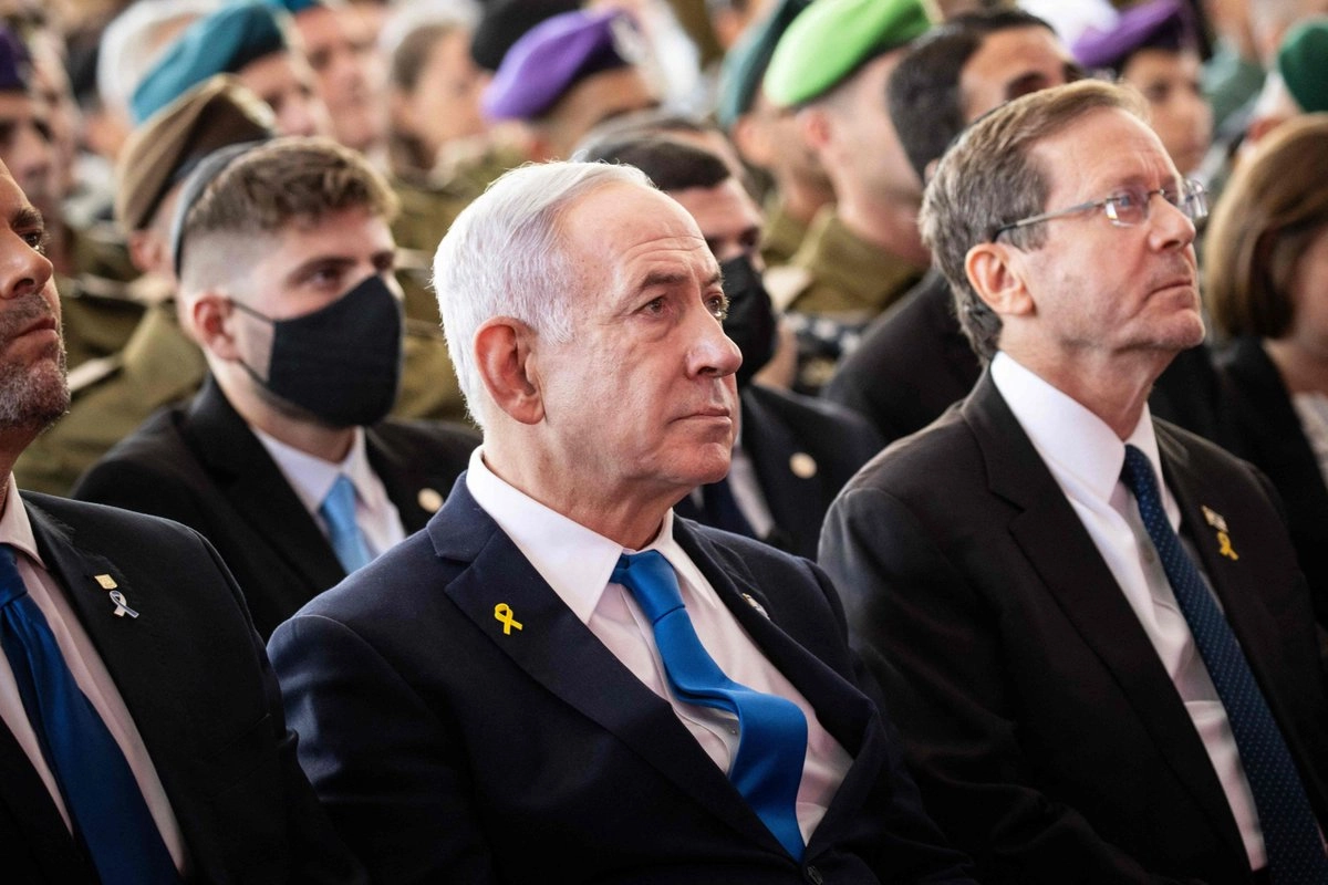 El primer ministro israelí, Benjamin Netanyahu, participa en una ceremonia conmemorativa estatal para los soldados caídos en la guerra de Gaza de dos años en el cementerio militar del Monte Herzl en Jerusalén, el 16 de octubre de 2025. 