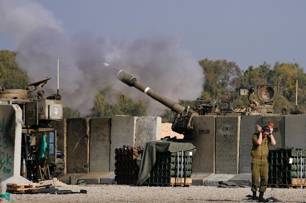 Un soldado israelí se tapa los oídos mientras un artillero dispara contra la Franja de Gaza desde una posición en el sur de Israel, el jueves 2 de enero de 2025. Foto Ap 